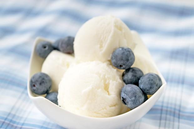 Einfaches Rezept für cremiges Joghurteis – mit oder ohne Eismaschine ...