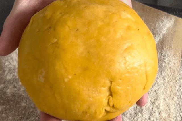 Kreative Variationen: Selbstgemachter Nudelteig mit Kräutern und natürlichen Farben