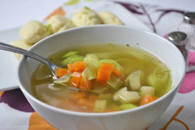 Frische Zutaten aus dem eigenen Garten: Selbergemachte Gemüsesuppe genießen Frische Zutaten aus dem eigenen Garten: Selbergemachte Gemüsesuppe genießen