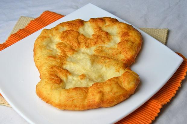 Genießen Sie ungarisches Fladenbrot zuhause: Leckeres Langos-Rezept zum Selbermachen.
