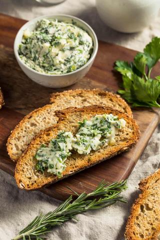 Schritt-für-Schritt-Anleitung: Wie man köstliche Knoblauchbutter selbst macht Schritt-für-Schritt-Anleitung: Wie man köstliche Knoblauchbutter selbst macht