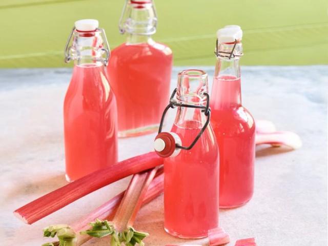 Sirup auf Vorrat: Selbstgemachter Rhabarbersirup für viele Verwendungszwecke