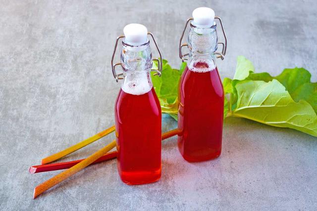 Verfeinere deinen Sirup: Tipps und Variationen für selbstgemachten Rhabarbersirup