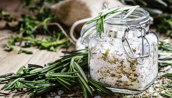 Nachhaltig und lecker: Mach dein eigenes Kräutersalz aus überschüssigen Gartenkräutern Nachhaltig und lecker: Mach dein eigenes Kräutersalz aus überschüssigen Gartenkräutern