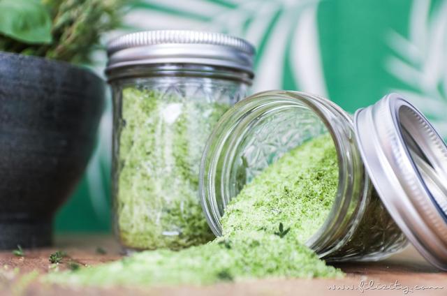 Frische Kräuter aus dem Garten: So einfach kannst du Kräutersalz selbst herstellen Frische Kräuter aus dem Garten: So einfach kannst du Kräutersalz selbst herstellen