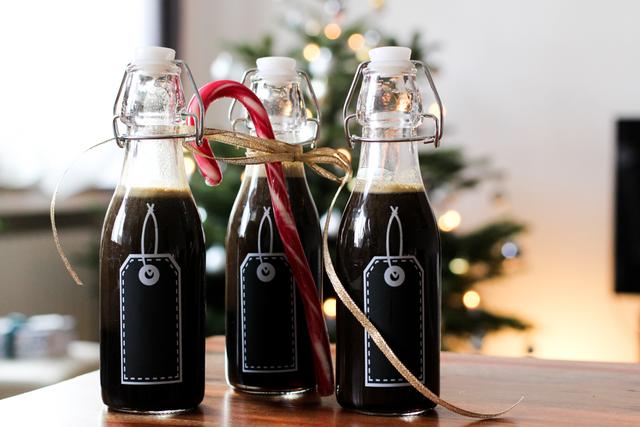 Kreative Geschenkidee: Selbstgemachter Lakritzlikör zum Verschenken Kreative Geschenkidee: Selbstgemachter Lakritzlikör zum Verschenken