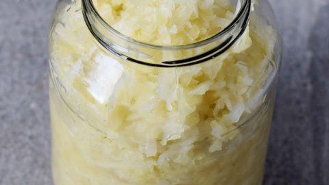 Traditionelles Sauerkraut selber machen im Gärtopf