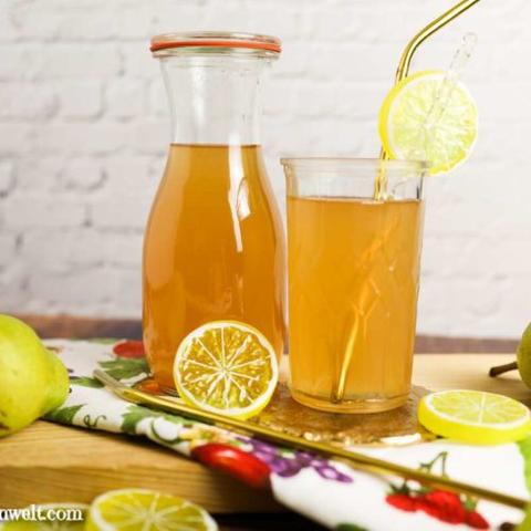 Frischer Birnensaft aus dem eigenen Garten