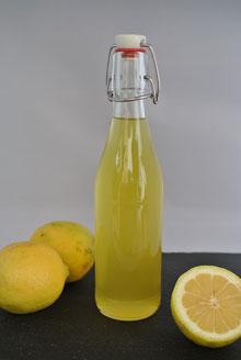 Selbstgemachter Limoncello: Frische Zitronenlikör einfach zubereiten Selbstgemachter Limoncello: Frische Zitronenlikör einfach zubereiten