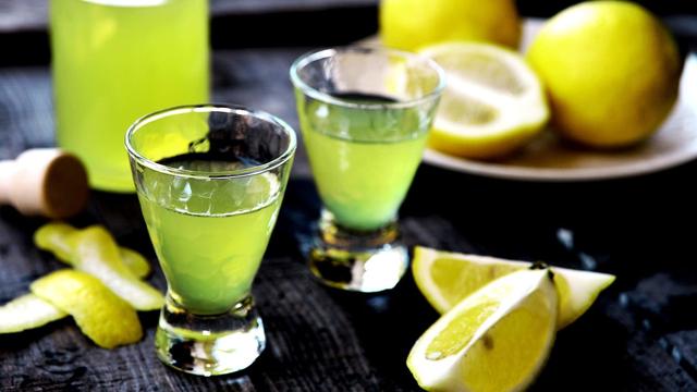 Sommerlicher Genuss: So machst du deinen eigenen Limoncello zu Hause Sommerlicher Genuss: So machst du deinen eigenen Limoncello zu Hause