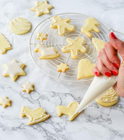 Süße Versuchung: Leckere Plätzchen mit selbstgemachtem Zuckerguss verzieren Süße Versuchung: Leckere Plätzchen mit selbstgemachtem Zuckerguss verzieren