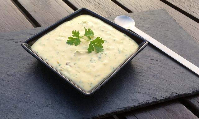Einfaches und schnelles Rezept für selbstgemachte Remouladensoße - Sieu ...