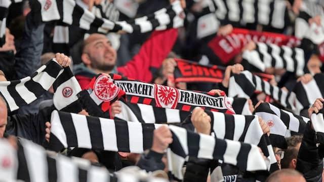 Sicherheitsbedenken oder Parteinahme? Diskussion um fehlende Frankfurt-Fans in Neapel Sicherheitsbedenken oder Parteinahme? Diskussion um fehlende Frankfurt-Fans in Neapel