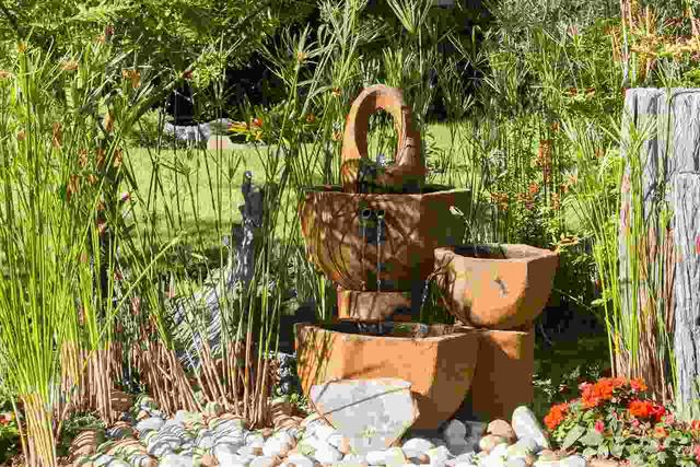 Natürliches Ambiente im Garten: Bauanleitung für einen Solarbrunnen Natürliches Ambiente im Garten: Bauanleitung für einen Solarbrunnen