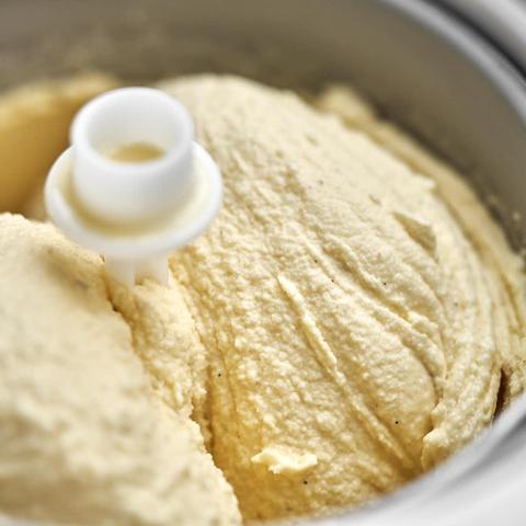 Perfektes Vanilleeis aus eigener Herstellung mit Eismaschine Perfektes Vanilleeis aus eigener Herstellung mit Eismaschine