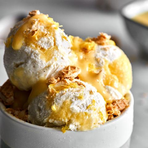 Genuss pur: Selbstgemachtes Eis mit Eismaschine - Grundrezept zum Nachmachen Genuss pur: Selbstgemachtes Eis mit Eismaschine - Grundrezept zum Nachmachen