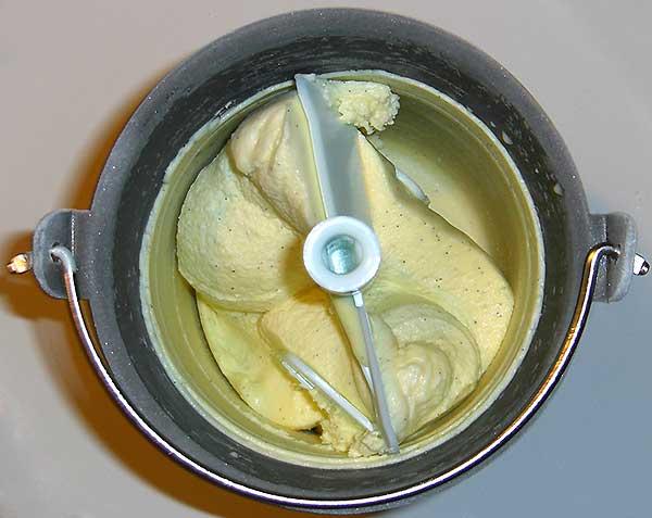 Einfaches Grundrezept für selbstgemachtes Eis mit Eismaschine Einfaches Grundrezept für selbstgemachtes Eis mit Eismaschine