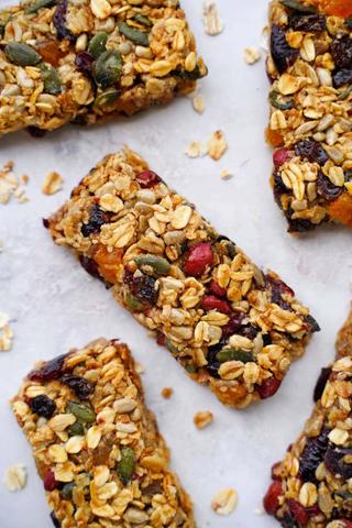 Gesunde Snacks zum Mitnehmen: Selbstgemachte Energieriegel Gesunde Snacks zum Mitnehmen: Selbstgemachte Energieriegel
