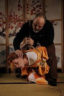 Shibari vs. westliche Bondage-Stile: Unterschiede und Gemeinsamkeiten erklärt Shibari vs. westliche Bondage-Stile: Unterschiede und Gemeinsamkeiten erklärt