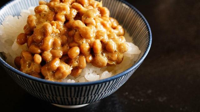Natto: Fermentierte Sojabohnen aus Japan - Was es ist und wie man es selber herstellen kann Natto: Fermentierte Sojabohnen aus Japan - Was es ist und wie man es selber herstellen kann