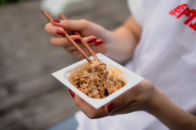 Natto: Das Superfood aus Japan mit vielen Nährstoffen und probiotischen Bakterien Natto: Das Superfood aus Japan mit vielen Nährstoffen und probiotischen Bakterien