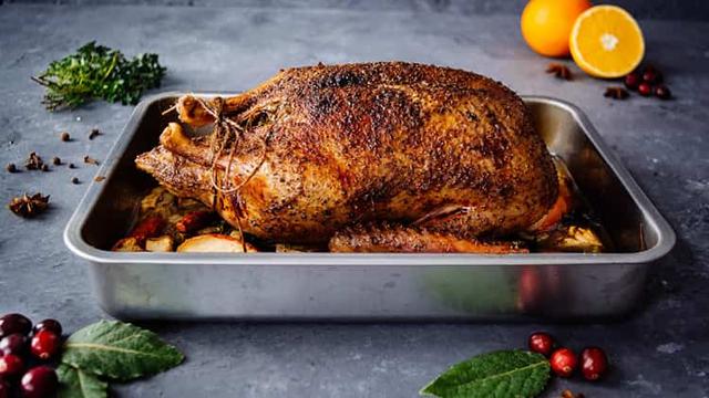 Entenbraten im Ofen: Wie lange muss eine 2 kg Ente garen?