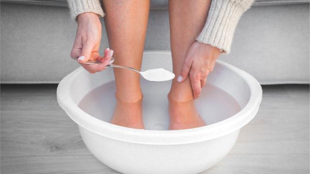 Fußbad selber machen: 3 einfache Rezepte für gepflegte Füße Fußbad selber machen: 3 einfache Rezepte für gepflegte Füße