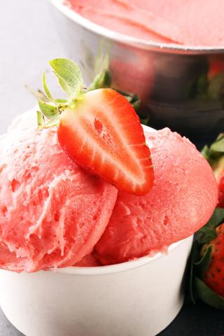 Schnelles und einfaches Erdbeereis ohne Eismaschine zubereiten Schnelles und einfaches Erdbeereis ohne Eismaschine zubereiten