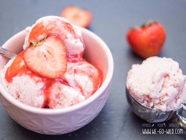 Genieße den Sommer mit selbstgemachtem Erdbeereis ohne Eismaschine Genieße den Sommer mit selbstgemachtem Erdbeereis ohne Eismaschine