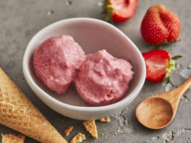 Cremiges Erdbeereis ganz einfach zu Hause herstellen - ohne Eismaschine Cremiges Erdbeereis ganz einfach zu Hause herstellen - ohne Eismaschine