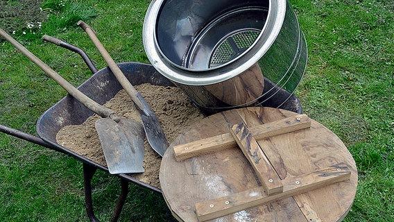 Gemüse für den Winter einlagern: So funktioniert der Bau einer Erdmiete