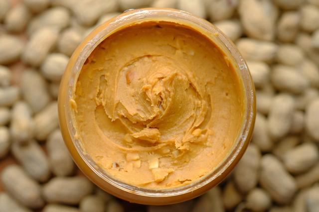 Erdnussbutter als Snack für Hunde: Dosierung und Risiken Erdnussbutter als Snack für Hunde: Dosierung und Risiken
