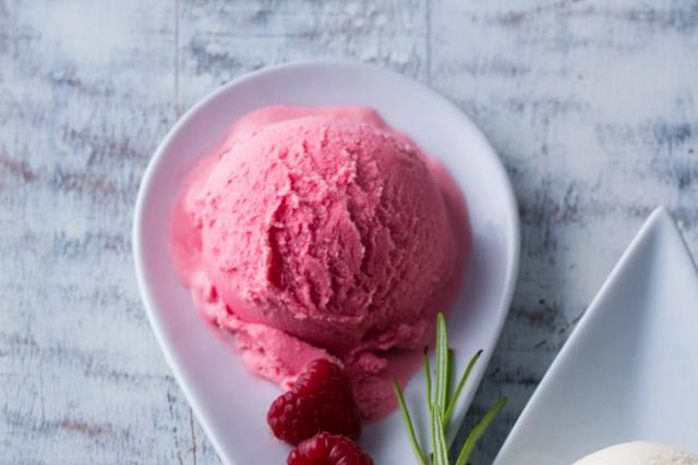 Himbeereis mit frischen oder tiefgekühlten Himbeeren: Rezept für jede Jahreszeit Himbeereis mit frischen oder tiefgekühlten Himbeeren: Rezept für jede Jahreszeit