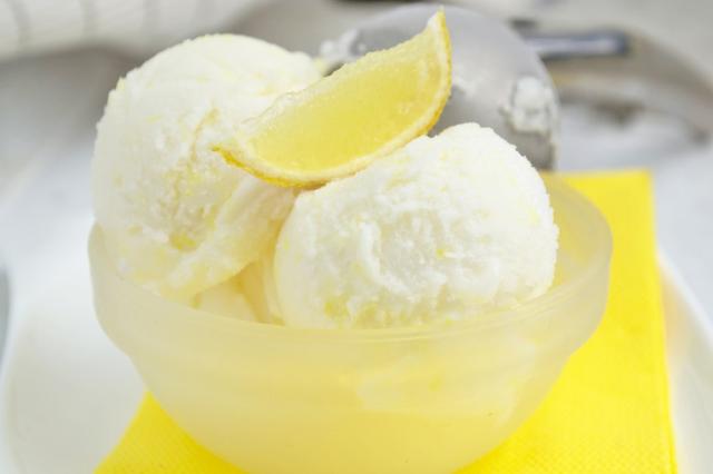 Leckeres Zitroneneis selber herstellen: Das erfrischende Sommerdessert für Groß und Klein