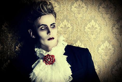 Werde zur Vampirdame der Nacht mit einem selbstgemachten Kostüm