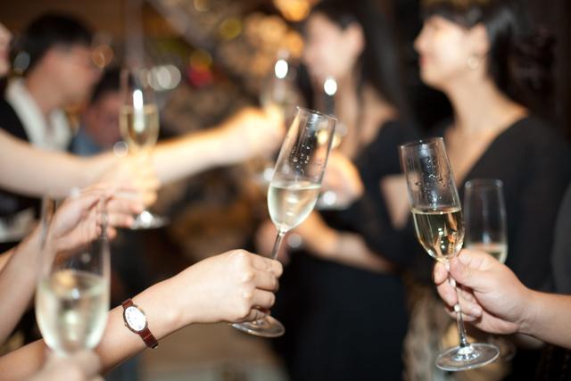 Die Rolle von Zucker und anderen Faktoren bei der Verstärkung der Alkoholwirkung Die Rolle von Zucker und anderen Faktoren bei der Verstärkung der Alkoholwirkung