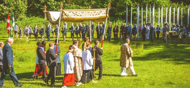 1. Bedeutung und Bräuche von Fronleichnam: Was feiert man an Fronleichnam? 1. Bedeutung und Bräuche von Fronleichnam: Was feiert man an Fronleichnam?