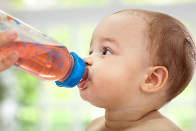 In welchem Alter ist es sicher, dass mein Baby Fencheltee trinkt? In welchem Alter ist es sicher, dass mein Baby Fencheltee trinkt?