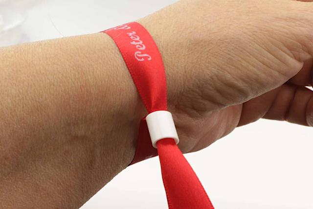 Persönliche Festivalbändchen online erstellen und personalisieren Persönliche Festivalbändchen online erstellen und personalisieren