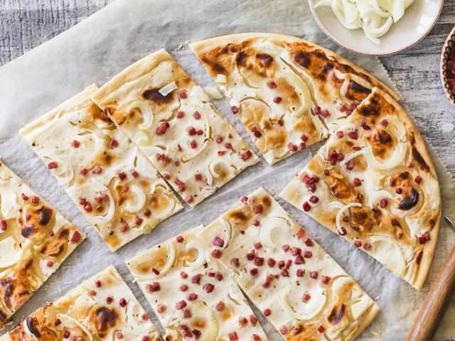 Selbstgemachter Flammkuchenteig: So gelingt der perfekte knusprige Boden Selbstgemachter Flammkuchenteig: So gelingt der perfekte knusprige Boden