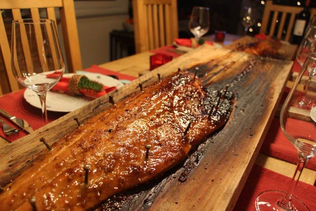 Flammlachsbrett selber machen: Anleitung für die Zubereitung von Flammlachs zu Hause Flammlachsbrett selber machen: Anleitung für die Zubereitung von Flammlachs zu Hause