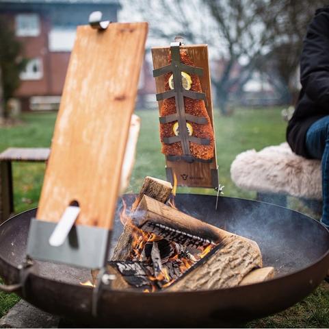 Feuer, Rauch und köstlicher Lachs: Wie man Flammlachsbretter für besondere Anlässe selbst herstellt