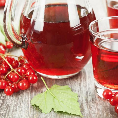 Wie man frischen Johannisbeersaft selbst herstellt Wie man frischen Johannisbeersaft selbst herstellt