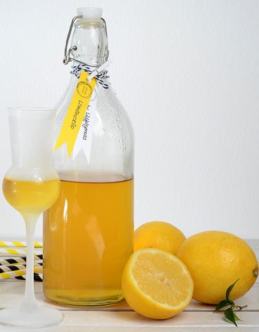 Einfache Zubereitung: Limoncello selber machen und genießen Einfache Zubereitung: Limoncello selber machen und genießen
