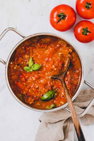 Rezept für eine köstliche Tomatensoße mit frischen Tomaten zum Selbermachen Rezept für eine köstliche Tomatensoße mit frischen Tomaten zum Selbermachen