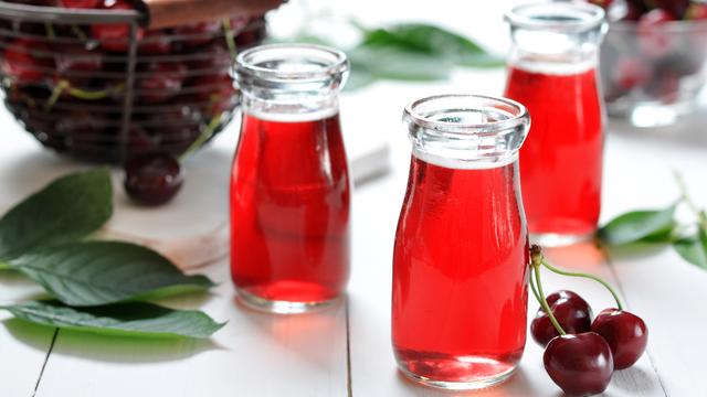 Genieße den Sommer mit selbstgemachtem Kirschsirup