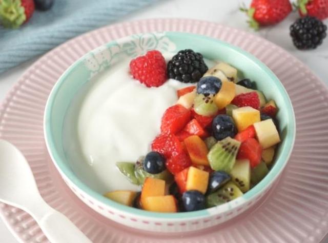 Selbstgemachter Fruchtjoghurt mit frischen Bio-Früchten Selbstgemachter Fruchtjoghurt mit frischen Bio-Früchten