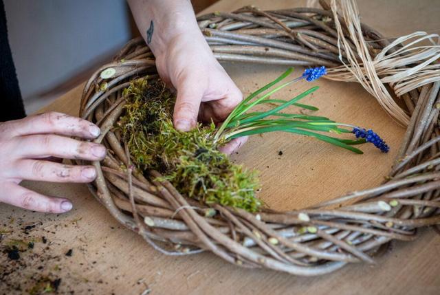 Frühlingshafter Türkranz selbst gemacht: Inspiration und Anleitung mit Naturmaterialien