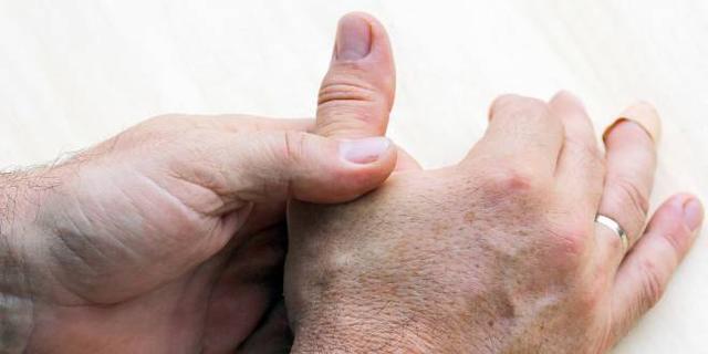 Hausmittel zur Behandlung von Ganglion am Finger Hausmittel zur Behandlung von Ganglion am Finger