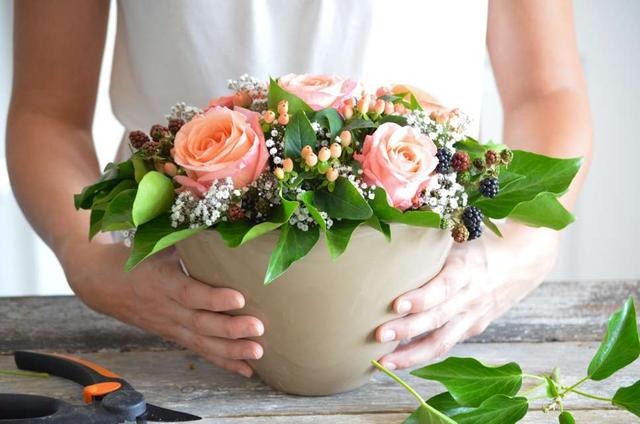 Zauberhafte Tischdeko: So gelingen dir schöne Gestecke Zauberhafte Tischdeko: So gelingen dir schöne Gestecke